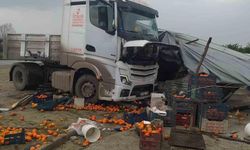 Erzin'de Tır, Portakal Tezgahına Daldı: 1 Yaralı
