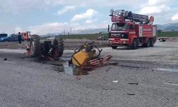 Isparta’da otomobil traktörle çarpıştı: 1’i ağır 4 yaralı