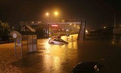 Hatay’da caddeler göle döndü, araçlar suya gömüldü