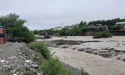 Kuvvetli yağışın etkili olduğu Hatay’da sel yolu ikiye böldü