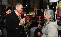 Mezitli Belediye Başkanı Tuncer'den anneye sevgi çiçeği