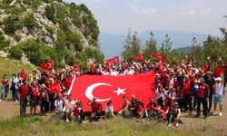 Vali Pehlivan ve eşi bayraklı gençlerle doğada yürüdü