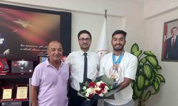 Demir, Milli Tenisçi Ahmet Kaplan’ı tebrik etti