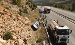 Burdur-Antalya yolunda kaza: Kontrolden çıkan otomobil bariyeri aşıp kayalıklara çarptı