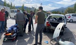 Burdur-Antalya karayolunda iki otomobil çarpıştı: 4 yaralı