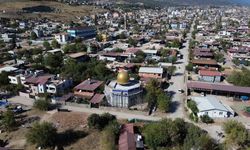 Hatay’da altın sarısı kubbesi ve çinileriyle Mescid-i Aksa’yı andıran cami, mest ediyor