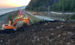 Artvin'de heyelan kabusu: Dağ koptu yola indi! O yol çift yönlü ulaşıma kapandı!