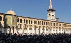 Emevi Camii’nde cuma namazı yoğunluğu