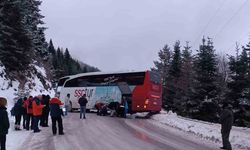 Kartalkaya yolunda kontrolden çıkan yolcu otobüsü yolu kapattı