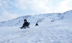 Kendi pistlerinde kayan Muşlu çocukların eğlenceli anları