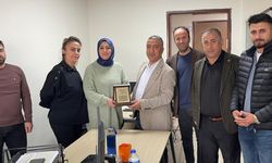 Tayini çıkan sağlık çalışanı plaketle uğurlandı