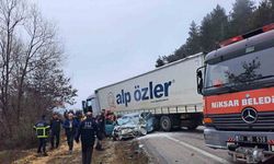 Tıra çarpan Opel marka otomobil 2 kişiye mezar oldu