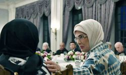 Cumhurbaşkanı Erdoğan’dan eşi Emine Erdoğan’ın yaşlılarla iftarına sürpriz ziyaret