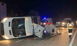 Burdur-Antalya karayolunda tekne motoru yüklü kamyonet devrildi: 2 yaralı