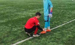 Hakem futbolcunun kramponlarını bağladı