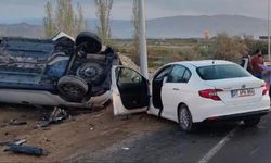 İki otomobil kafa kafaya çarpıştı: 3 yaralı