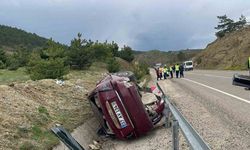 Kastamonu’da virajı alamayan otomobil şarampole devrildi: 3 yaralı