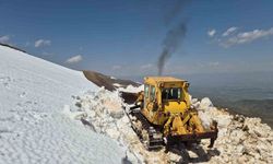 Muş’ta 2 metreyi bulan karda yol açma çalışması