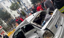 Otomobil, durakta yolcu alan otobüse arkadan çarptı: 1 ölü, 3 yaralı