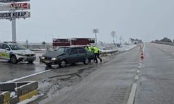 Yolda kalan sürücülerin imdadına trafik polisleri yetişti