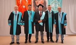 60 yaşında üniversite diploması sahibi oldu