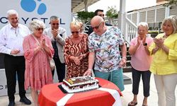 Alman turist çifte 30 yıllık sadakat plaketi