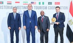 Antalya "2025 Yılı D-8 Turizm Şehri" ödülünü Kahire’deki bakanlar toplantısında aldı
