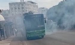 Denizli’de seyir halindeki halk otobüsünü kaplayan dumanlar korku dolu anlar yaşattı