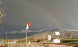 Elazığ’da gökkuşağı görenleri mest etti