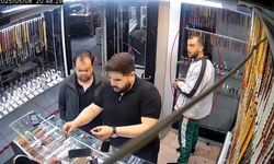 Elazığ’da saat hırsızlığı kamerada: Saatin fiyatını sordu, kameraya baktı, cebine atıp uzaklaştı