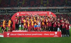 Galatasaraylı oyuncular Türkiye Kupası’nı kaldırdı, coşku zirveye ulaştı