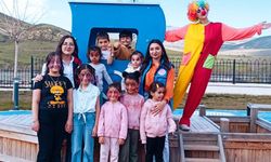 Gönüllü gençler çocukları renklendirdiler