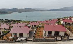 Hem güven hem de huzur veren göl manzaralı deprem konutları