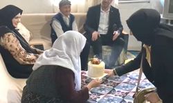 Hisarcık Kaymakamı Bahar’dan, 82 yaşındaki Hafize teyzeye pastalı doğum günü kutlaması