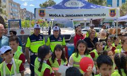 Jandarma trafik standına büyük ilgi