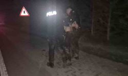 Kimlik kontrolü sırasında kaçtı, peşinden koşan polislerle beraber bataklığa düştü