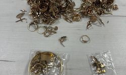 Kot pantolon arasına gizledikleri ve vücutlarına sardıkları 4.6 kilogram altın mücevherle yakalandılar