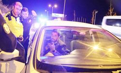 Kovalamaca sonucu yakalanan sürücüyle polisin imtihanı: Araçtan inmedi, alkolmetreye üflemedi