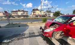 Manavgat’ta otomobil ile kamyonet çarpıştı: 1 yaralı