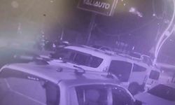 Motosiklet kaskı çalan şahısların o anları kamerada