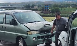 Osmaniye’de minibüs ile ticari araç çarpıştı