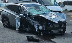 Otomobil, üst geçit ayağına çarptı: 2 yaralı