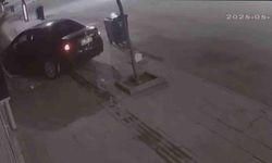 Otomobiliyle iş yerine çarpan sürücü kaçtı