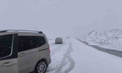 Palandöken geçidinde ulaşıma kar ve tipi engeli