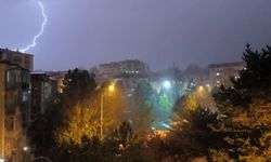 Sivas’ta şimşekler geceyi aydınlattı