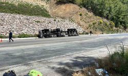 Zift yüklü tankeri taşıyan tır devrildi: 1 kişi yaralandı