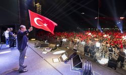 Mersin’de Simge Konseriyle 19 Mayıs Coşkusu Zirveye Taştı