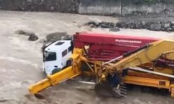 Artvin’de iş makineleri bir anda yükselen dere sularının ortasında kaldı