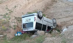 Başkale’de kamyonet dereye uçtu: 2 yaralı