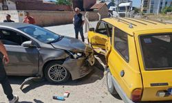 Çorum’da iki otomobil çarpıştı: 3 yaralı
